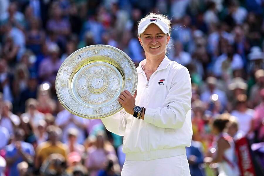 Tenis, WTA, Barbora Krejčíková s trofejí pro vítězku Wimbledonu, Londýn, All England Club