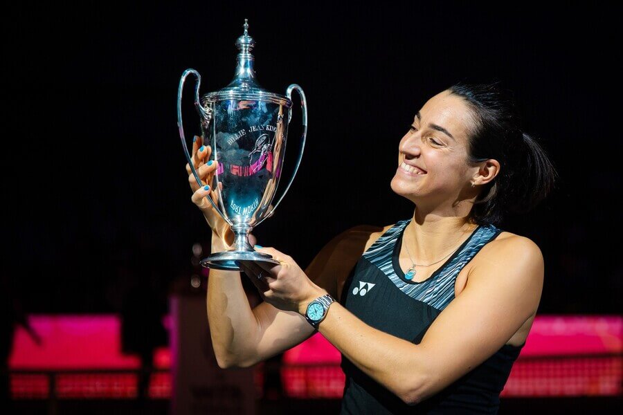 Tenis, WTA, Caroline Garcia s trofejí pro vítězku Turnaje mistryň 2022 ve Fort Worth