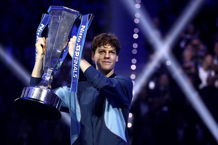 Tenis, ATP, Jannik Sinner s trofejí pro vítěze Turnaje mistrů v Turíně
