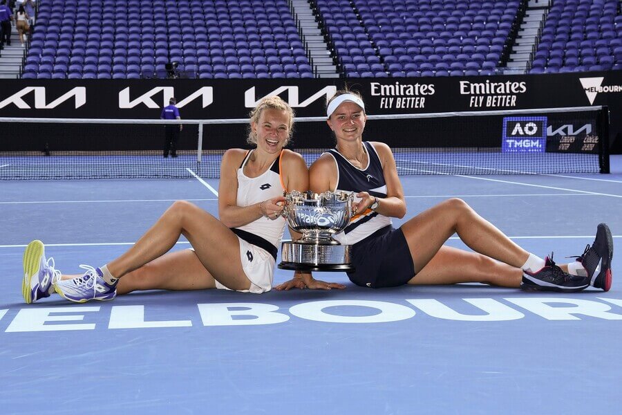 České tenistky Kateřina Siniaková a Barbora Krejčíková po vítězství ve čtyřhře na Australian Open