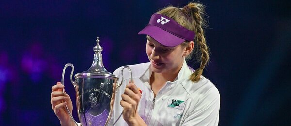 Elena Rybakina s trofejí z WTA Finals 2025