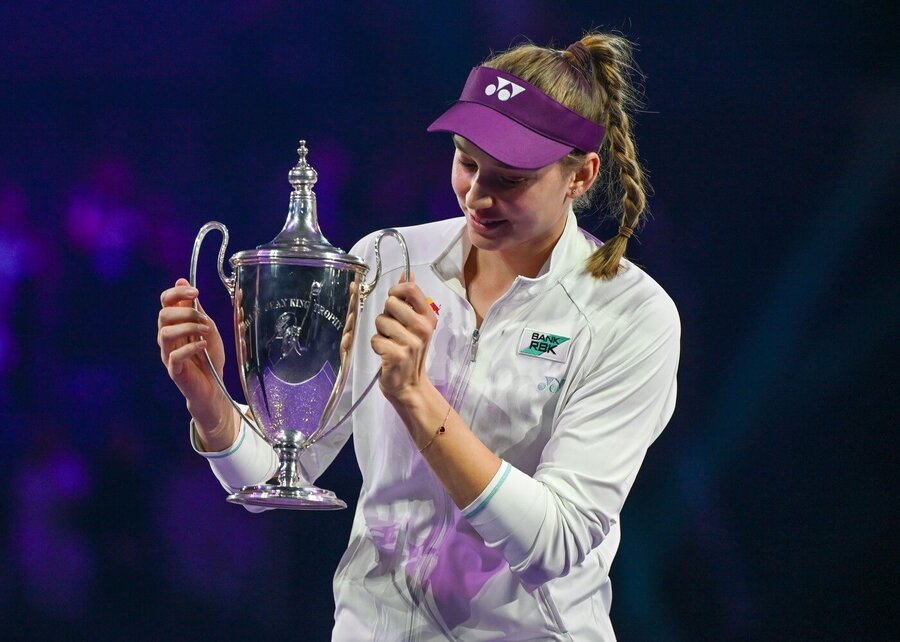 Elena Rybakina s&nbsp;trofejí z&nbsp;WTA Finals 2025