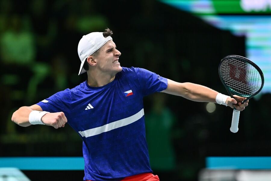 Tenis, ATP, Jakub Menšík během čtvrtfinále Davis Cupu 2025