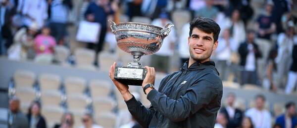 Tenis, ATP, Carlos Alcaraz s trofejí pro vítěze Roland Garros, French Open, Paříž, antuka, grandslam