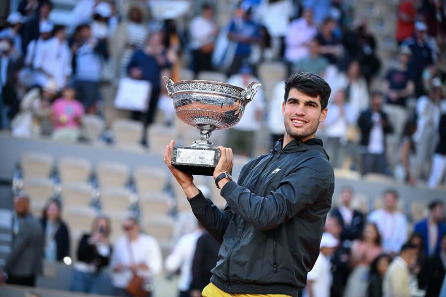Tenis, ATP, Carlos Alcaraz s trofejí pro vítěze Roland Garros, French Open, Paříž, antuka, grandslam