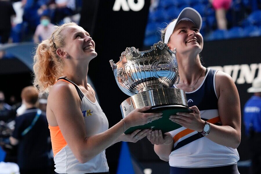 České tenistky Barbora Krejčíková a Kateřina Siniaková s vítěznou trofejí z Australian Open - kdy hrají Češi a Češky na Australian Open - foto Profimedia