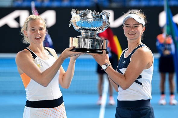 Český pár Siniaková, Krejčíková se raduje ze svého 4. grandslamového titulu