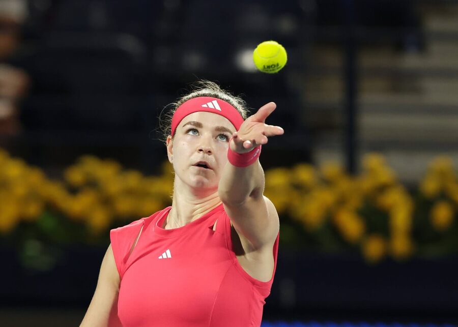 Tenis, WTA, Karolína Muchová podává na turnaji v Dubaji