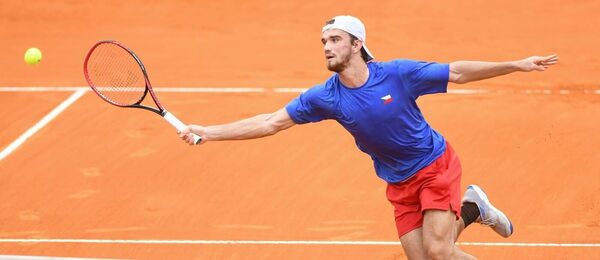 Tenis, ATP, Tomáš Macháč na antukovém kurtu během Davis Cupu