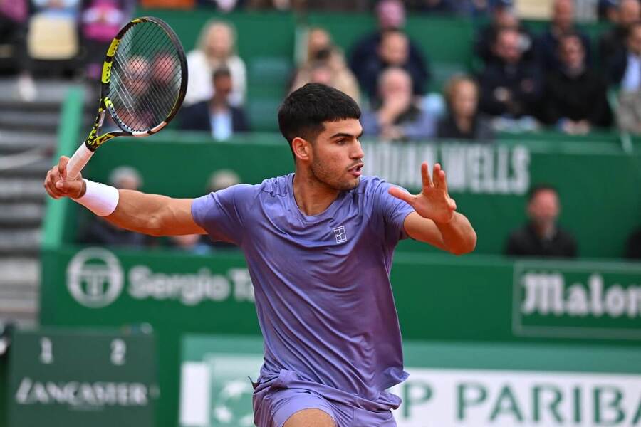 Tenis, ATP, Carlos Alcaraz během zápasu na turnaji v Monte Carlu