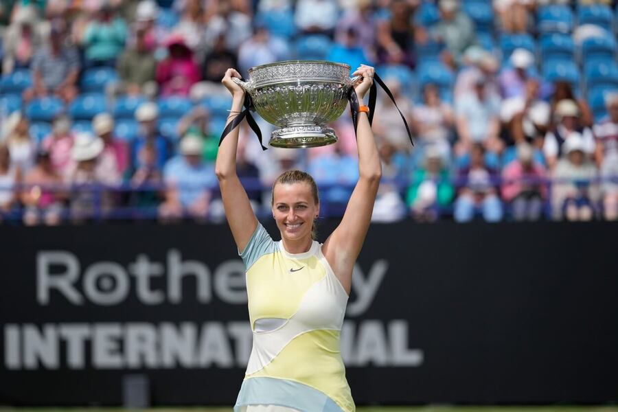 Tenis, WTA, Petra Kvitová s trofejí pro vítězku turnaje v Eastbourne na trávě - Rothesay International