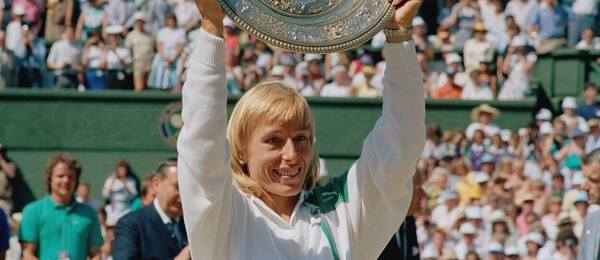 Martina Navrátilová po vítězství v ženské dvouhře na Wimbledonu 1987