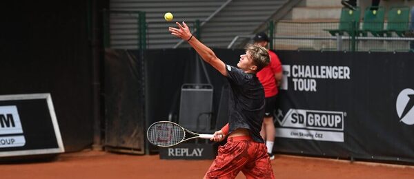 Tenis, ATP, Jakub Menšík během exhibičního zápasu při challengeru v Prostějově