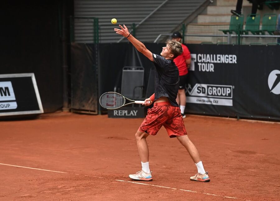 Tenis, ATP, Jakub Menšík během exhibičního zápasu při challengeru v Prostějově