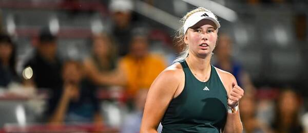 Tenis, WTA, Clara Tauson během semifinále turnaje v Torontu proti Osace