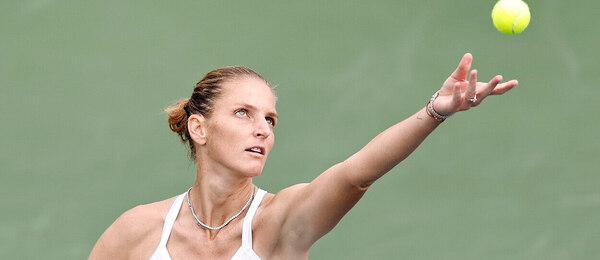 Tenis, WTA, Karolína Plíšková podává na turnaji v San Diegu, Kalifornie