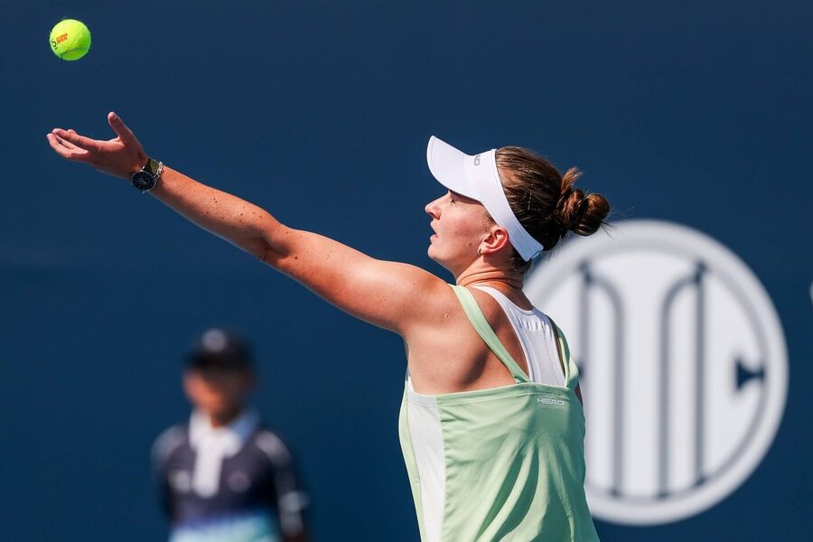 Tenis, WTA, Barbora Krejčíková podává na turnaji v&nbsp;Pekingu