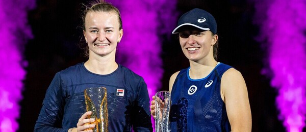 Tenistky Barbora Krejčíková a Iga Swiatek po finále turnaje žen WTA Ostrava Open