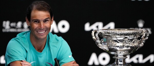 Tenista Rafael Nadal s trofejí pro vítěze Australian Open - Nadal na AO - statistiky, tituly, úspěchy, finále, bilance, rekordy a zajímavosti - foto Profimedia