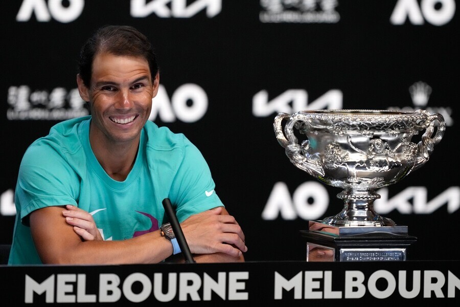 Tenista Rafael Nadal s trofejí pro vítěze Australian Open - Nadal na AO - statistiky, tituly, úspěchy, finále, bilance, rekordy a zajímavosti - foto Profimedia