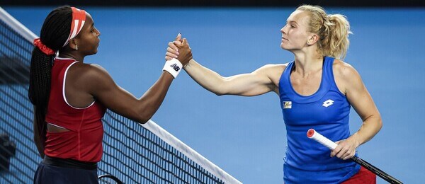 Kateřina Siniaková a Cori Gauff po vzájemném tenisovém zápase - Siniaková a Gauff dnes hrají na Australian Open 2023 - sledujte tenis Gauff vs Siniaková živě v online live streamu - foto Profimedia