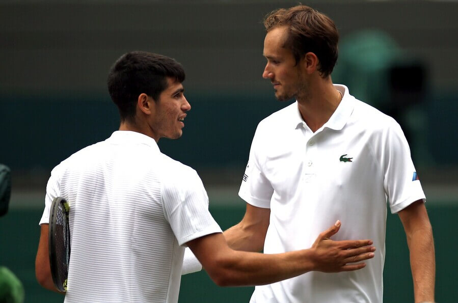 Tenis, ATP, Carlos Alcaraz a Daniil Medvedev po vzájemném zápase ve Wimbledonu