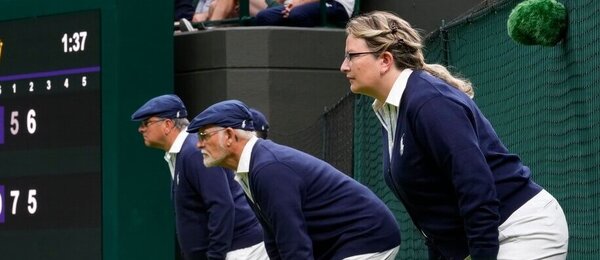 Tenis, čároví rozhodčí během zápasu Wimbledonu