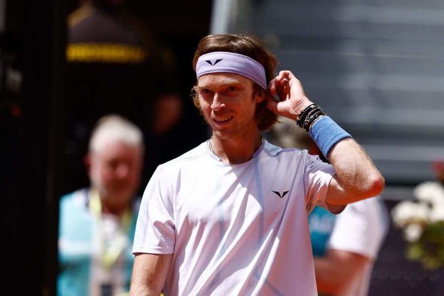 Tenis, ATP, Andrey Rublev při zápase na antukovém Masters v Madridu