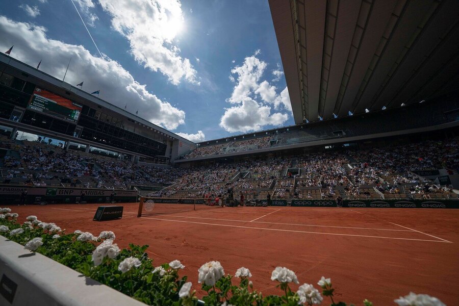 Tenis, grandslam French Open - Roland Garros v Paříži, kurt Philippa Chatriera během semifinále mužů