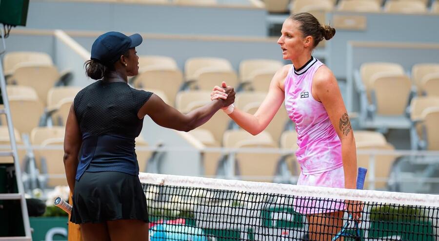 Sloane Stephens a Karolína Plíšková po zápase na French Open 2021 - sledujte dnes tenis Plíšková vs Stephens na Roland Garros 2023 živě