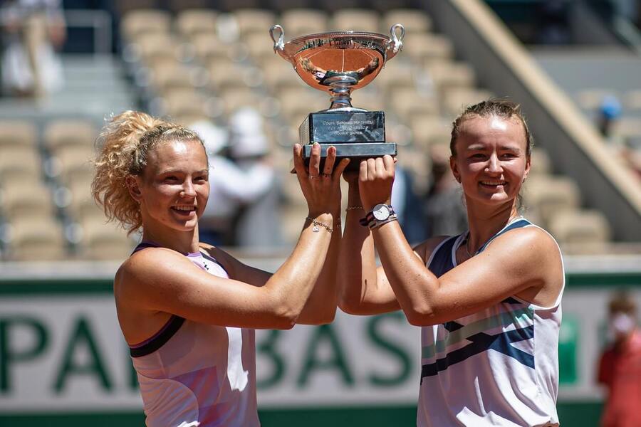 České tenistky Kateřina Siniaková a Barbora Krejčíková s trofejí pro vítězky čtyřhry na French Open - Krejčíková a Siniaková na Roland Garros