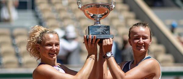 České tenistky Kateřina Siniaková a Barbora Krejčíková s trofejí pro vítězky čtyřhry na French Open - Krejčíková a Siniaková na Roland Garros