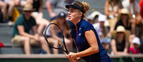 Česká tenistka Linda Nosková v utkání Roland Garros 2023 - sledujte dnes tenis Nosková vs Rybakina na French Open 2023 živě online