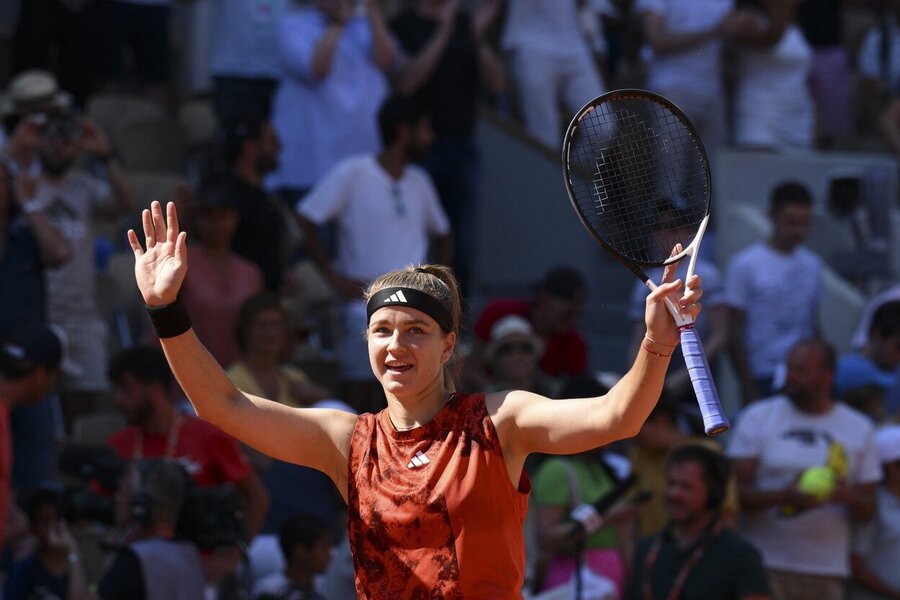 Česká tenistka Karolína Muchová oslavuje postup do čtvrtfinále French Open 2023 - sledujte dnes tenis Muchová vs Pavlyuchenkova živě online