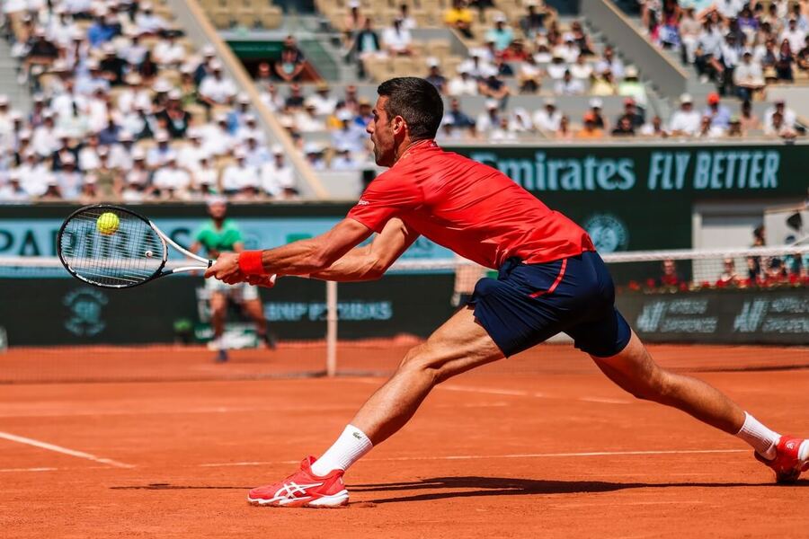 Novak Djokovič ve vítězném čtvrtfinále na French Open 2023 - sledujte dnes tenis Alcaraz vs Djokovič na Roland Garros 2023 živě online