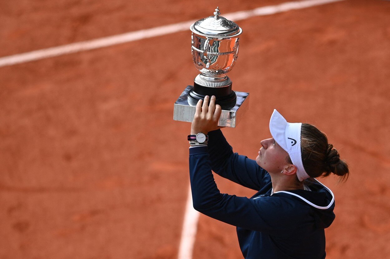 Česká tenistka Barbora Krejčíková se Suzanne Lenglen Cup, trofejí pro vítězku dvouhry žen na French Open - české šampionky Roland Garros