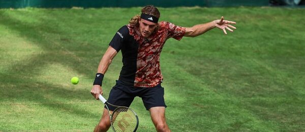 Tenis, ATP, Stefanos Tsitsipas na travnatém turnaji ATP 500 v Halle, Německo