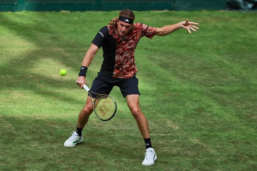 Tenis, ATP, Stefanos Tsitsipas na travnatém turnaji ATP 500 v Halle, Německo