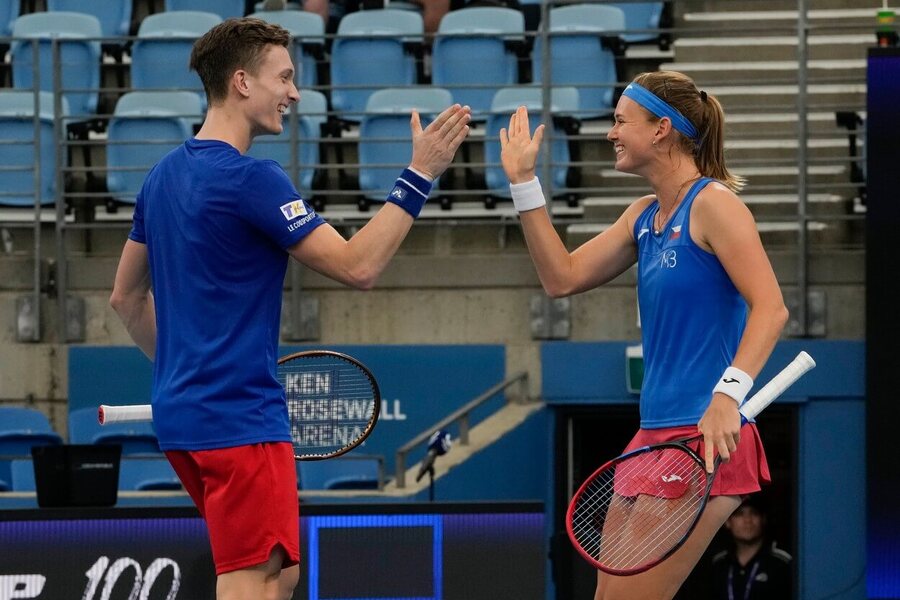 Tenis, United Cup, Jiří Lehečka a Marie Bouzková během smíšené čtyřhry