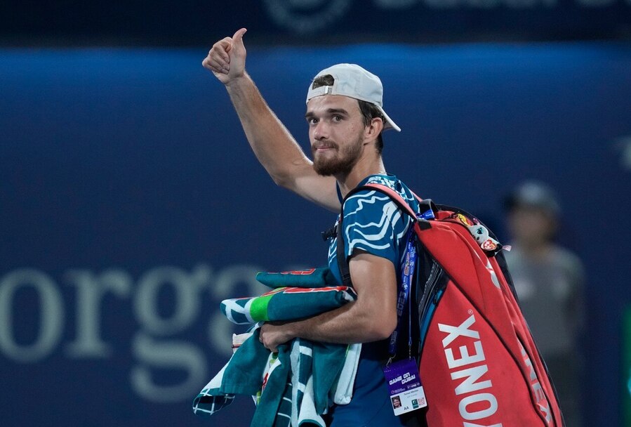 Tenis, ATP, Tomáš Macháč se loučí s diváky po prohře s Novakem Djokovičem v Dubaji