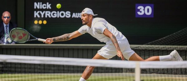 Tenista Nick Kyrgios během finále Wimbledonu 2022 - v roce 2023 se Kyrgios z Wimbledonu odhlásil