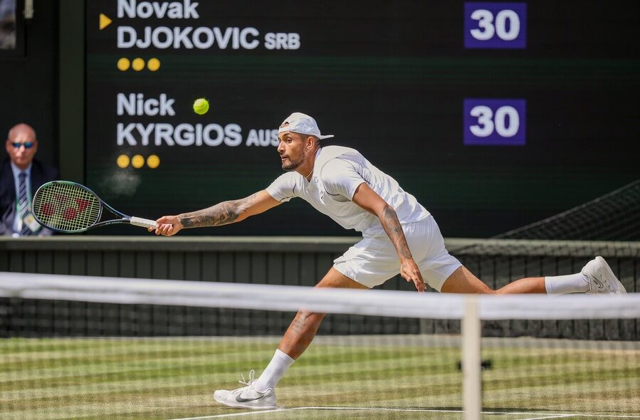 Tenista Nick Kyrgios během finále Wimbledonu 2022 - v roce 2023 se Kyrgios z Wimbledonu odhlásil