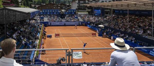 Tenis, ATP, pohled na tenisový kurt v rámci ATP Gstaad, Švýcarsko