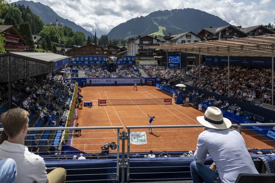Tenis, ATP, pohled na tenisový kurt v rámci ATP Gstaad, Švýcarsko