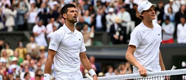 Tenis, Londýn, Novak Djokovič a Jannik Sinner během čtvrtfinále Wimbledonu 2022 - sledujte dnes semifinále Djokovič vs Sinner živě online
