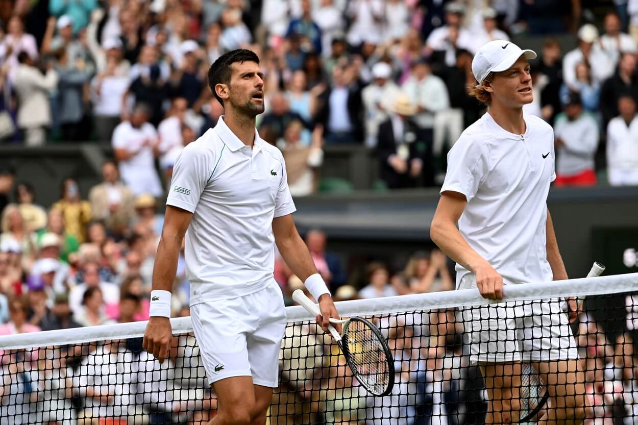 Tenis, Londýn, Novak Djokovič a Jannik Sinner během čtvrtfinále Wimbledonu 2022 - sledujte dnes semifinále Djokovič vs Sinner živě online