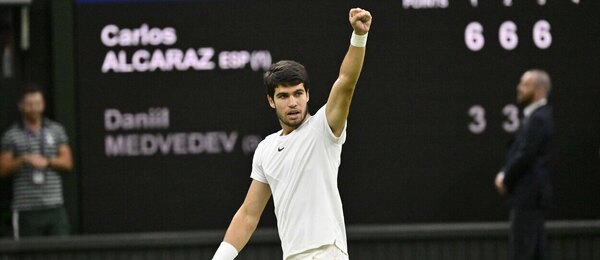 Tenis, Londýn, Carlos Alcaraz oslavuje postup do finále mužské dvouhry na Wimbledonu 2023 - sledujte dnes tenis Djokovič vs Alcaraz živě online