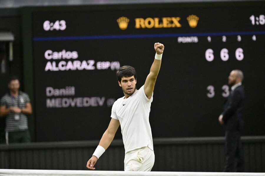 Tenis, Londýn, Carlos Alcaraz oslavuje postup do finále mužské dvouhry na Wimbledonu 2023 - sledujte dnes tenis Djokovič vs Alcaraz živě online