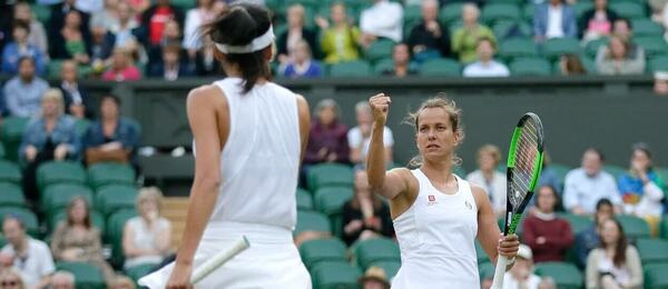 Tenis, Londýn, Wimbledon, Su-Wei Hsieh a Barbora Strýcová ve vítězném finále čtyřhry na Wimbledonu 2019