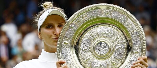 Markéta Vonroušová s trofejí pro vítězku Wimbledonu 2023